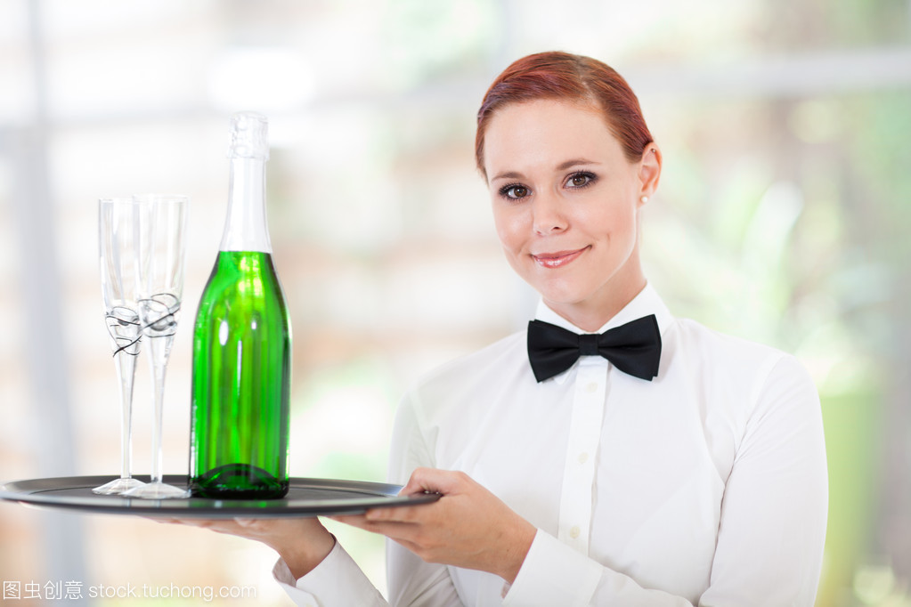 优雅品味之旅 年轻女服务员品鉴香槟的餐厅礼仪服务